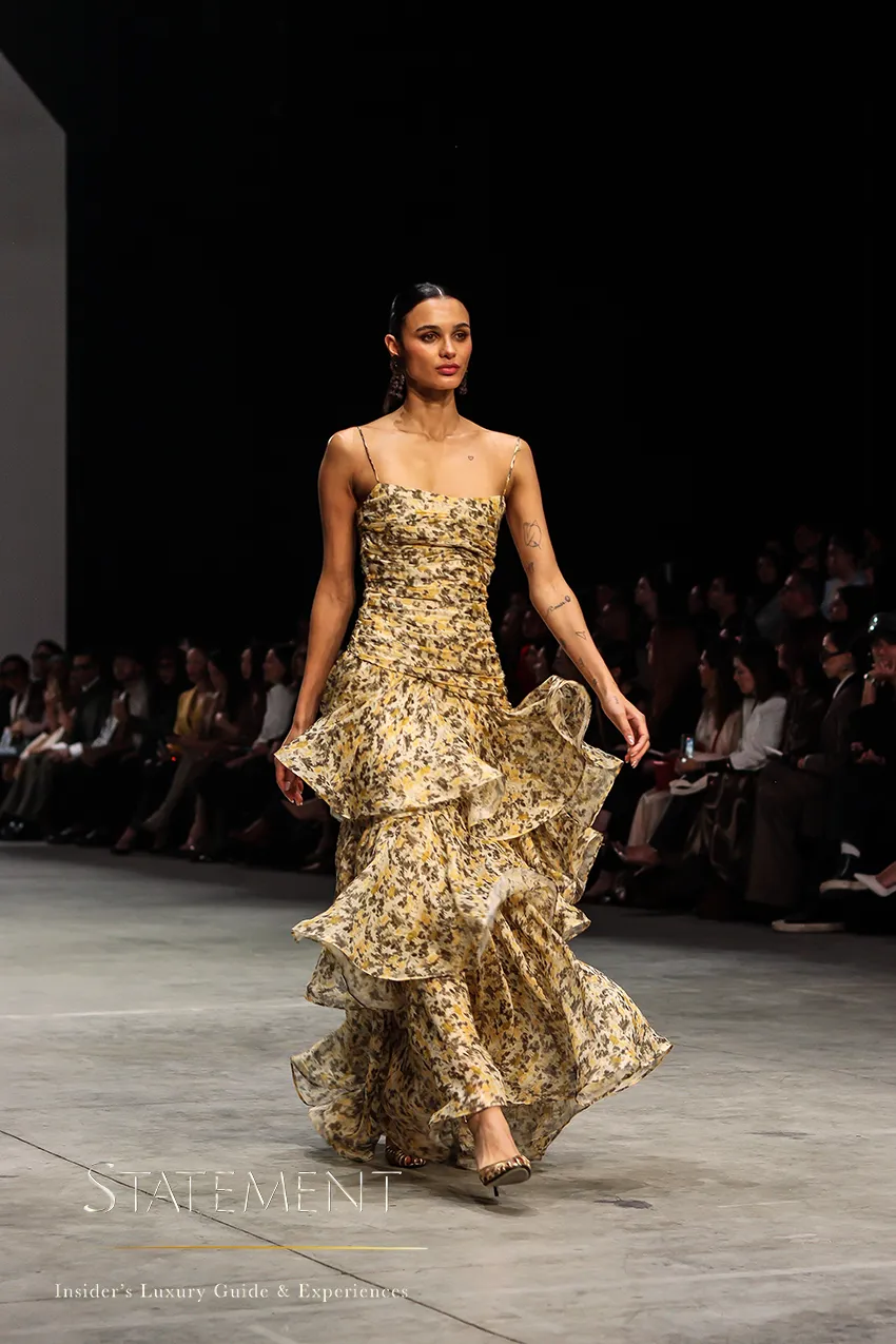 Modelo presenta un vestido estampado y con vuelo durante el desfile de D’HIERRO.