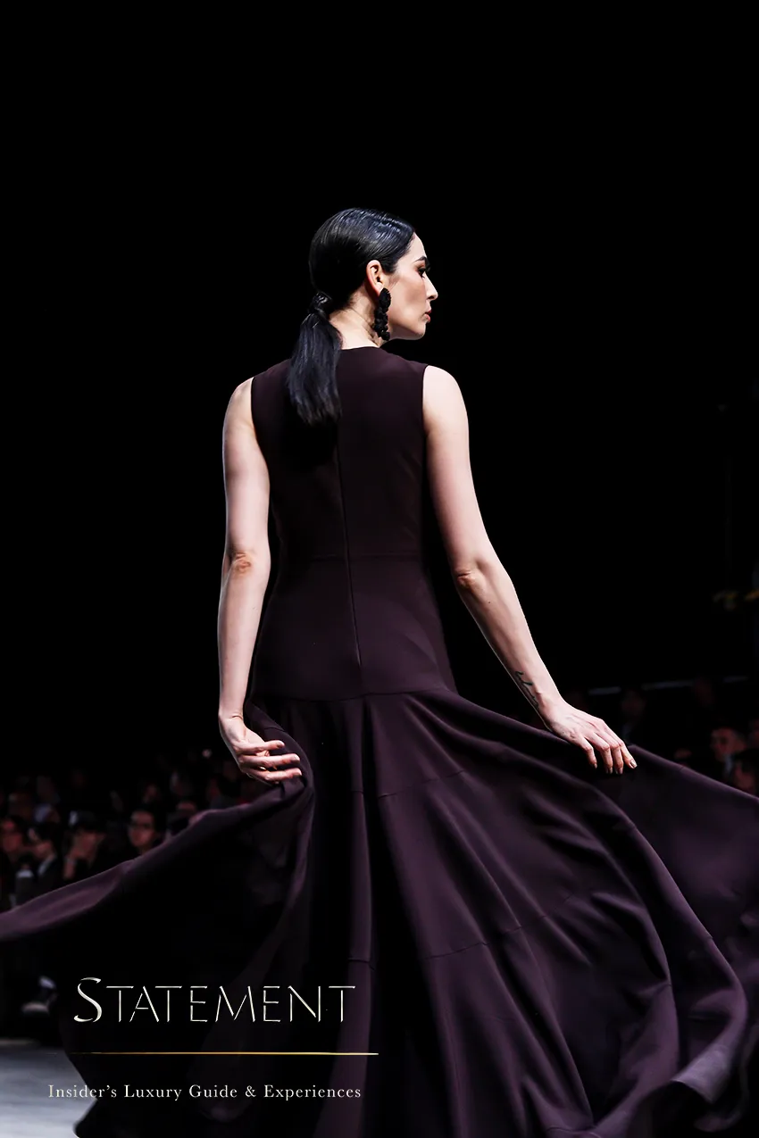 Modelo de D’HIERRO desfila con un vestido largo negro en Fashion Week México 2026.