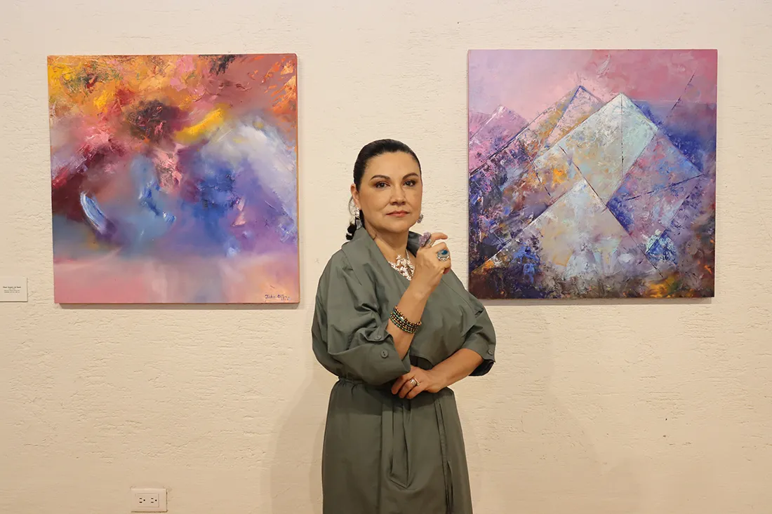 Indra Ortíz frente a obras presentadas en la exposición Destellos Minerales en Xalapa
