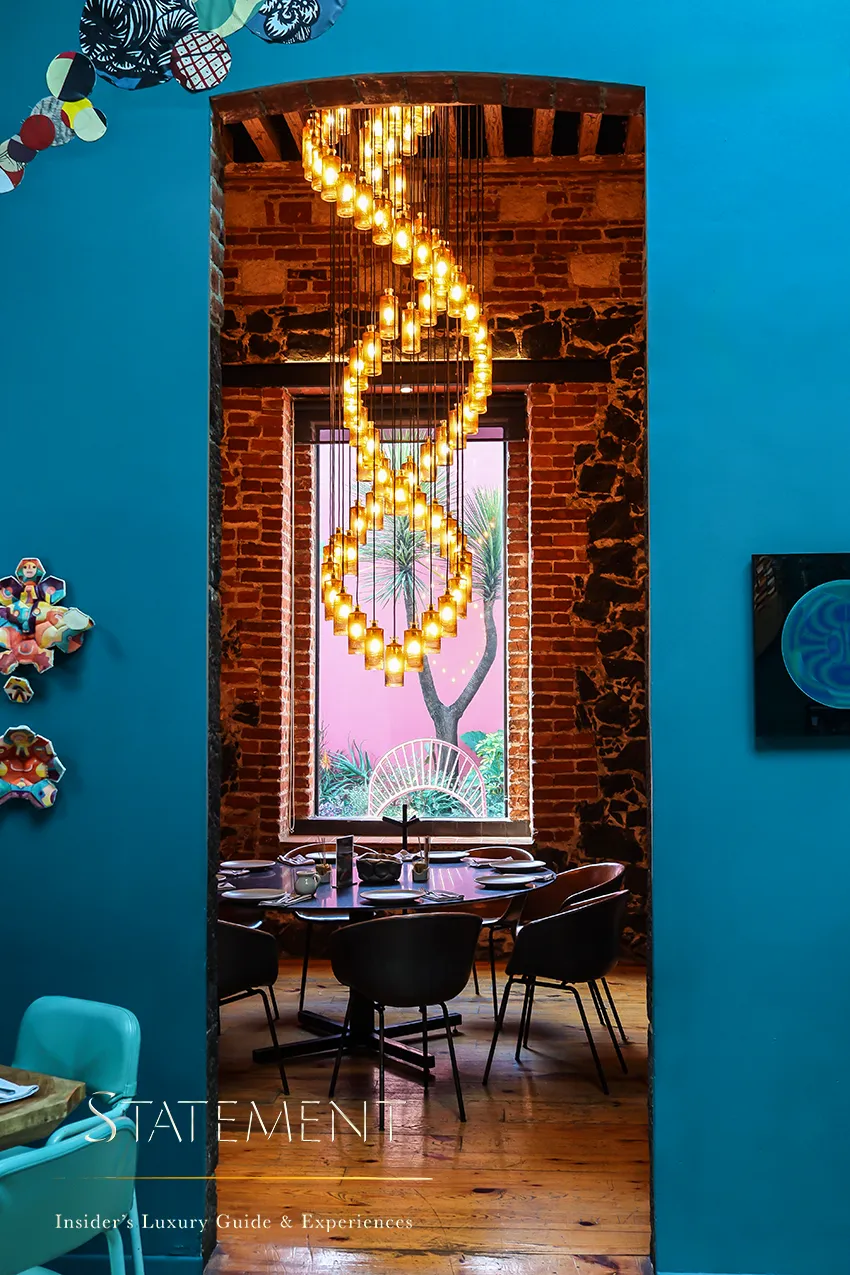 Privado con candelabro estilo rústico, cálido en el restaurante Magda