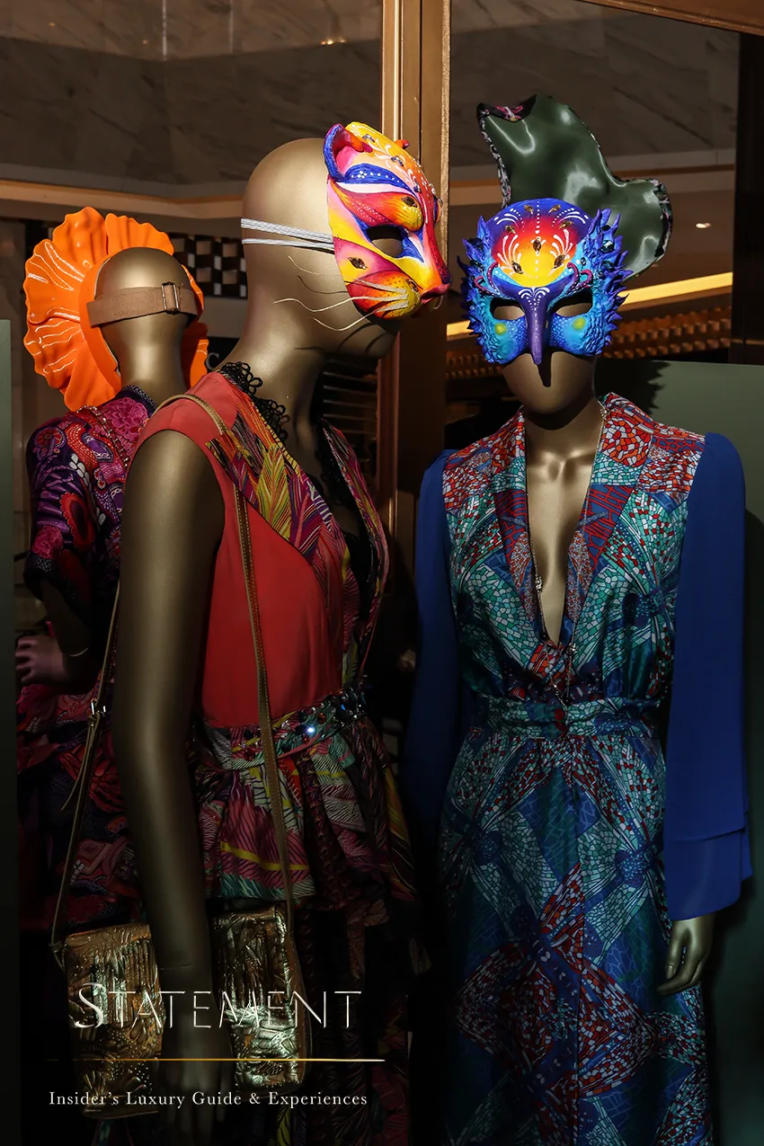 Vestidos con estampados multicolor exhibidos por los 30 años de Pineda Covalin