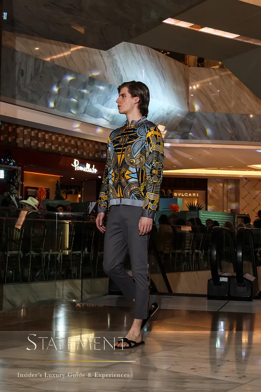 Modelo con diseño estampado de Pineda Covalin en Palacio Polanco