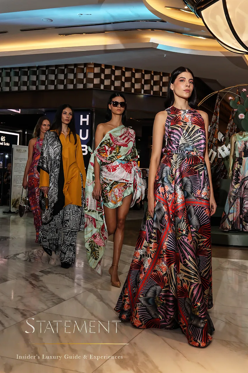 ModeloS durante el desfile por los 30 años de Pineda Covalin en Palacio Polanco