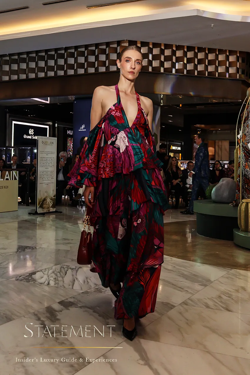 Modelo presenta un diseño de Pineda Covalin durante la celebración en Palacio Polanco
