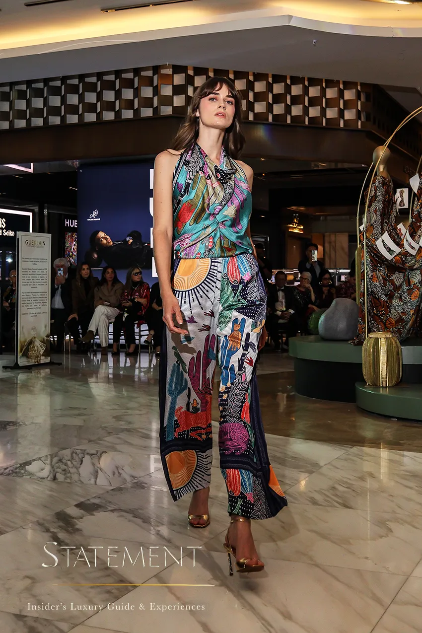 Modelo con vestido estampado durante el desfile de Pineda Covalin