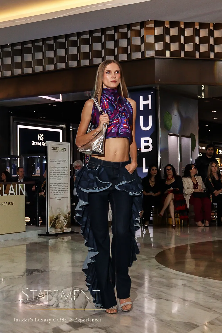 Modelo con diseño estampado de Pineda Covalin en Palacio Polanco; Pasarela de Pineda Covalin durante la celebración de sus 30 años