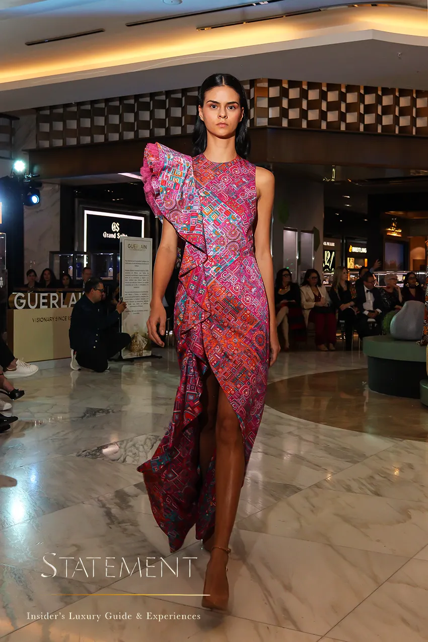 Modelo presenta un diseño de Pineda Covalin durante la celebración en Palacio Polanco
