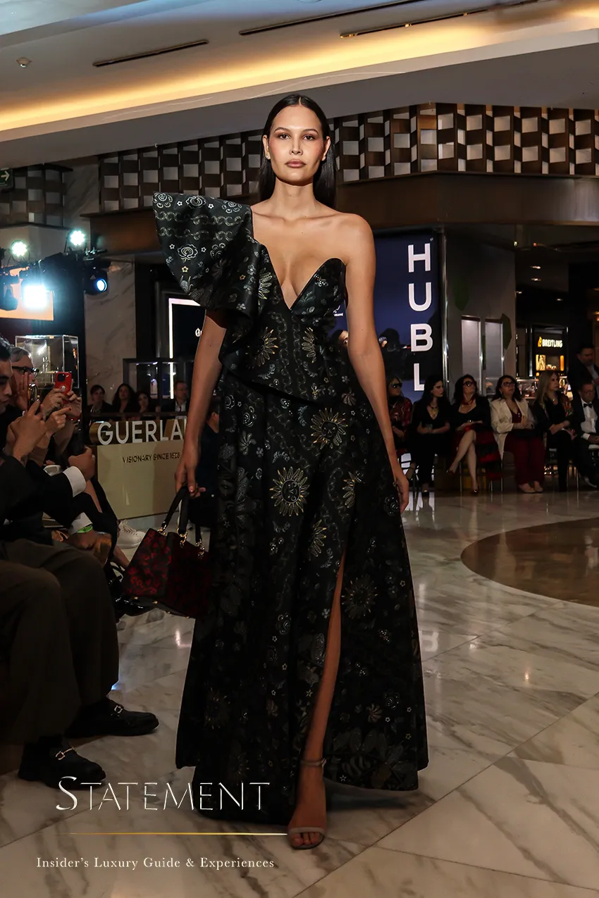 Modelo durante el desfile por los 30 años de Pineda Covalin en Palacio Polanco