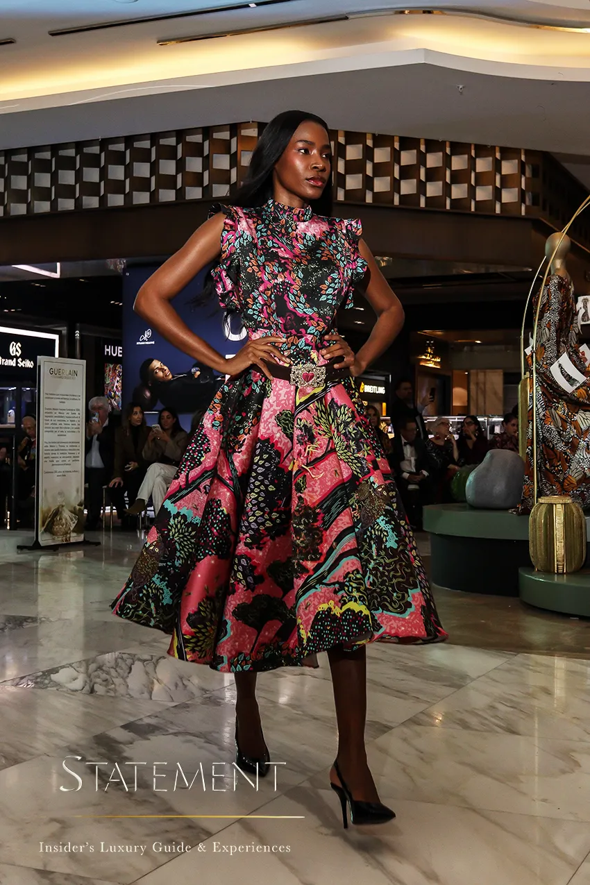 Modelo con vestido estampado durante el desfile de Pineda Covalin