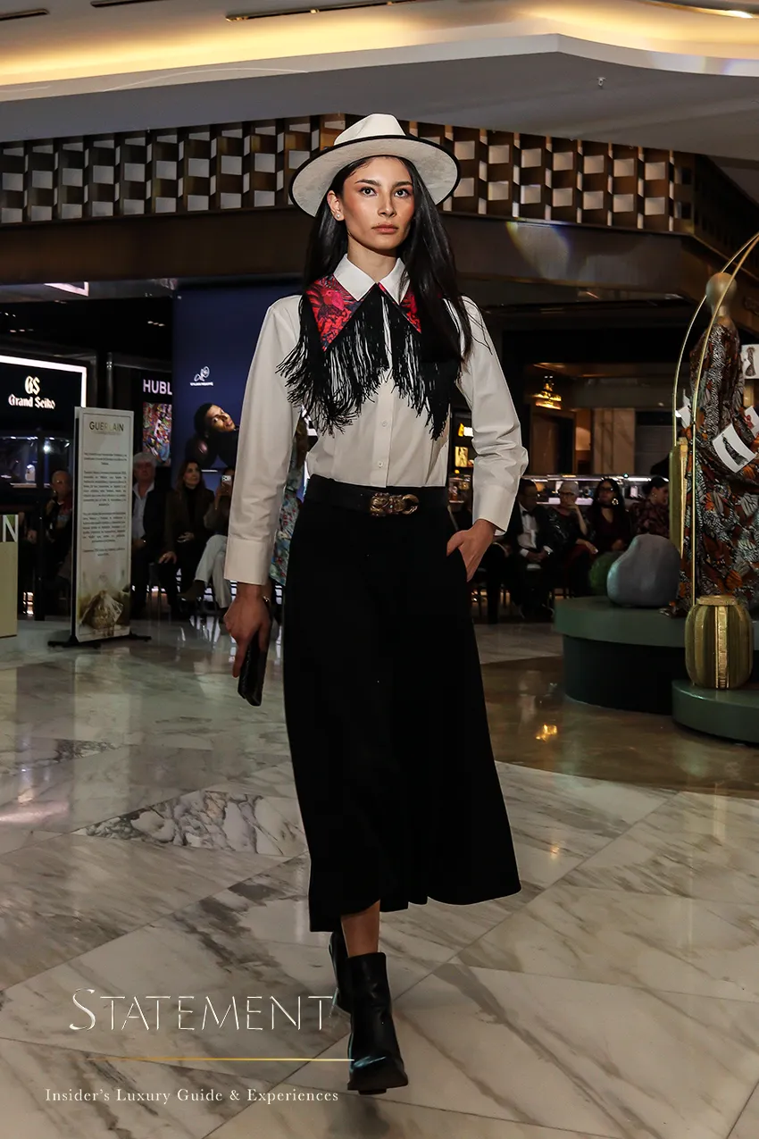 Modelo presenta un diseño de Pineda Covalin durante el desfile de 30 aniversario