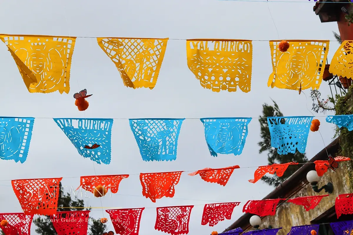 Papel picado que adorna las calles de Val’Quirico
